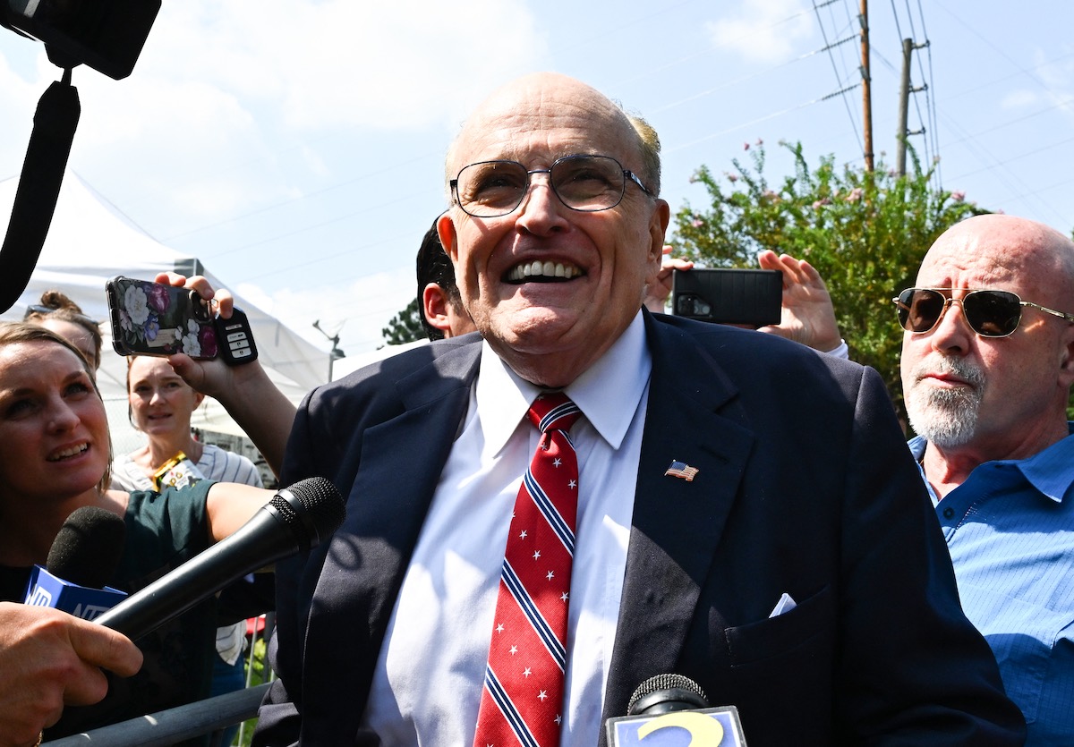 VS: Rudy Giuliani geeft zichzelf aan bij de autoriteiten in Georgia