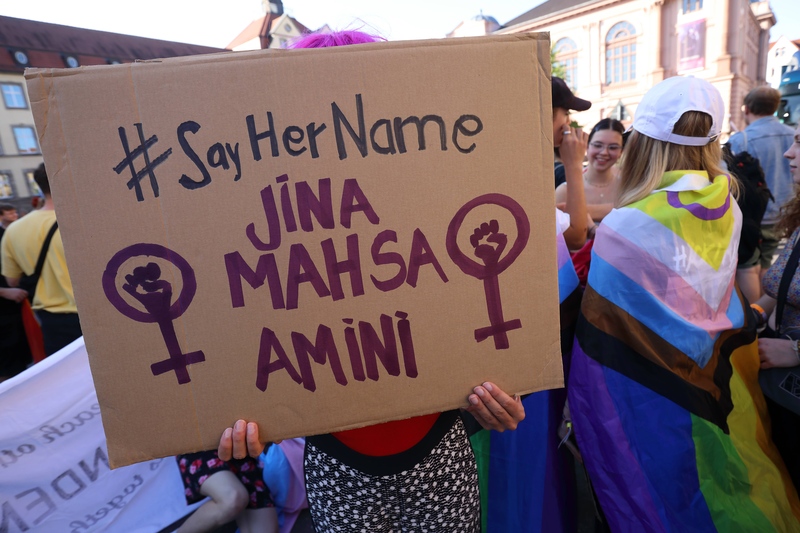 Mahsa Amini krijgt postuum belangrijke Europese mensenrechtenprijs