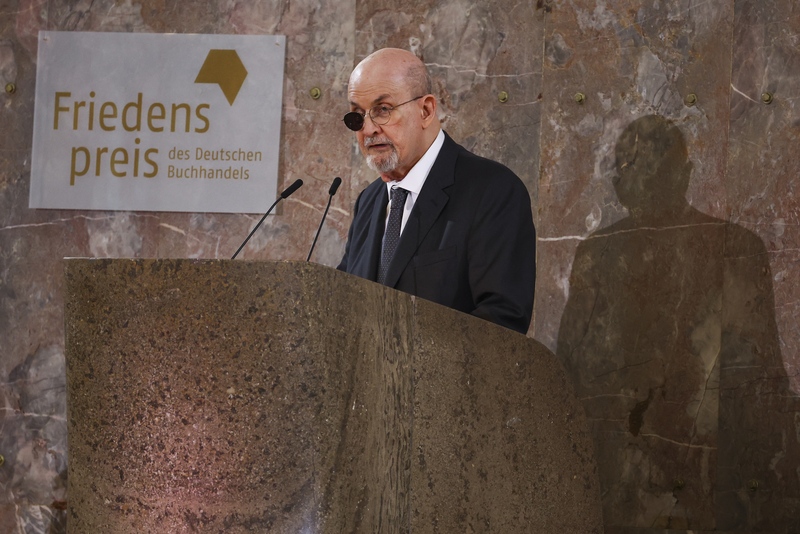 Schrijver Salman Rushdie ontvangt prestigieuze Duitse vredesprijs
