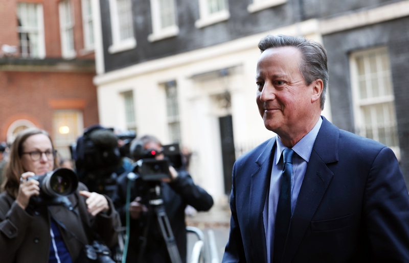 Britse premier Sunak herschikt kabinet, oud-premier Cameron keert terug