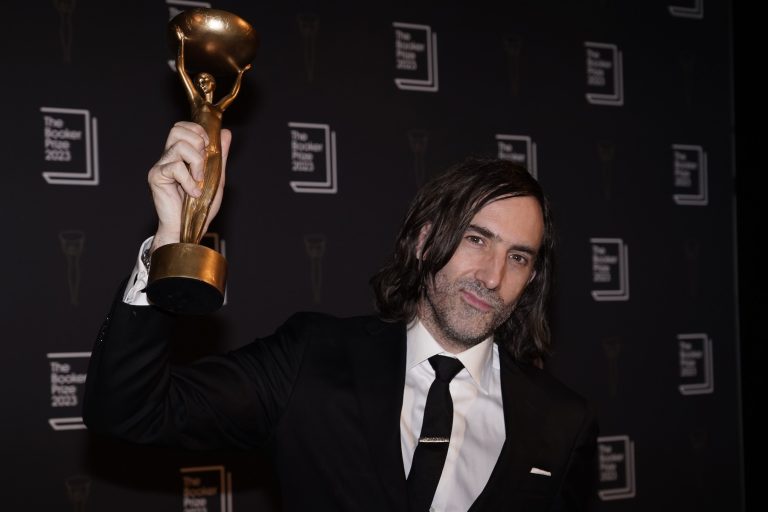 Ierse schrijver Paul Lynch wint de Booker Prize met politieke roman