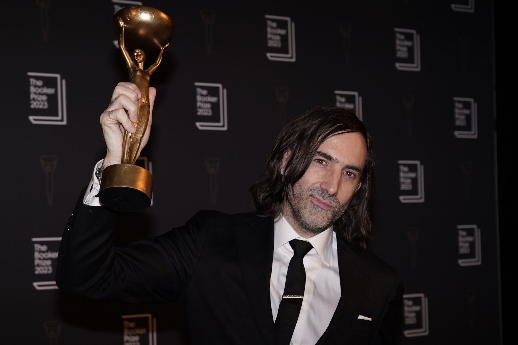 Ierse schrijver Paul Lynch wint de Booker Prize met politieke roman Ierse schrijver Paul Lynch wint de Booker Prize met politieke roman