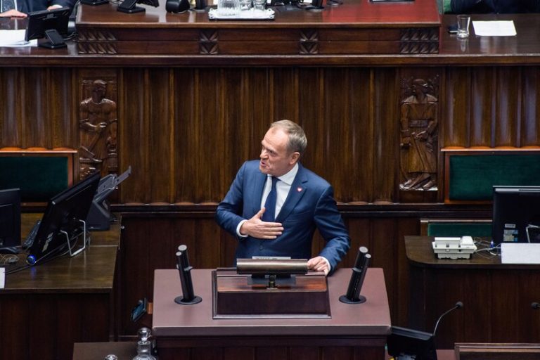 Donald Tusk voltooit terugkeer als premier van Polen