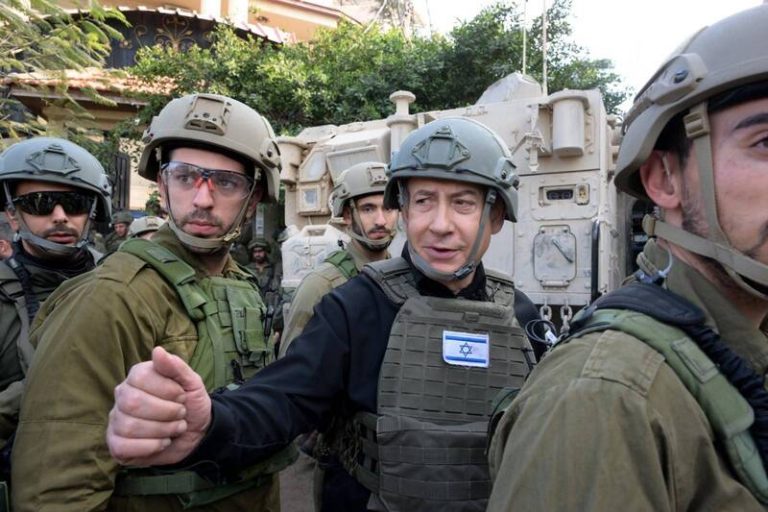 Israël: Netanyahu bezoekt kibboets Nir Oz en belooft alle gijzelaars terug te halen Israël: Netanyahu bezoekt kibboets Nir Oz en belooft alle gijzelaars terug te halen