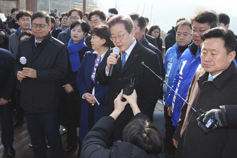 Oppositieleider Zuid-Korea Lee Jae-myung is neergestoken