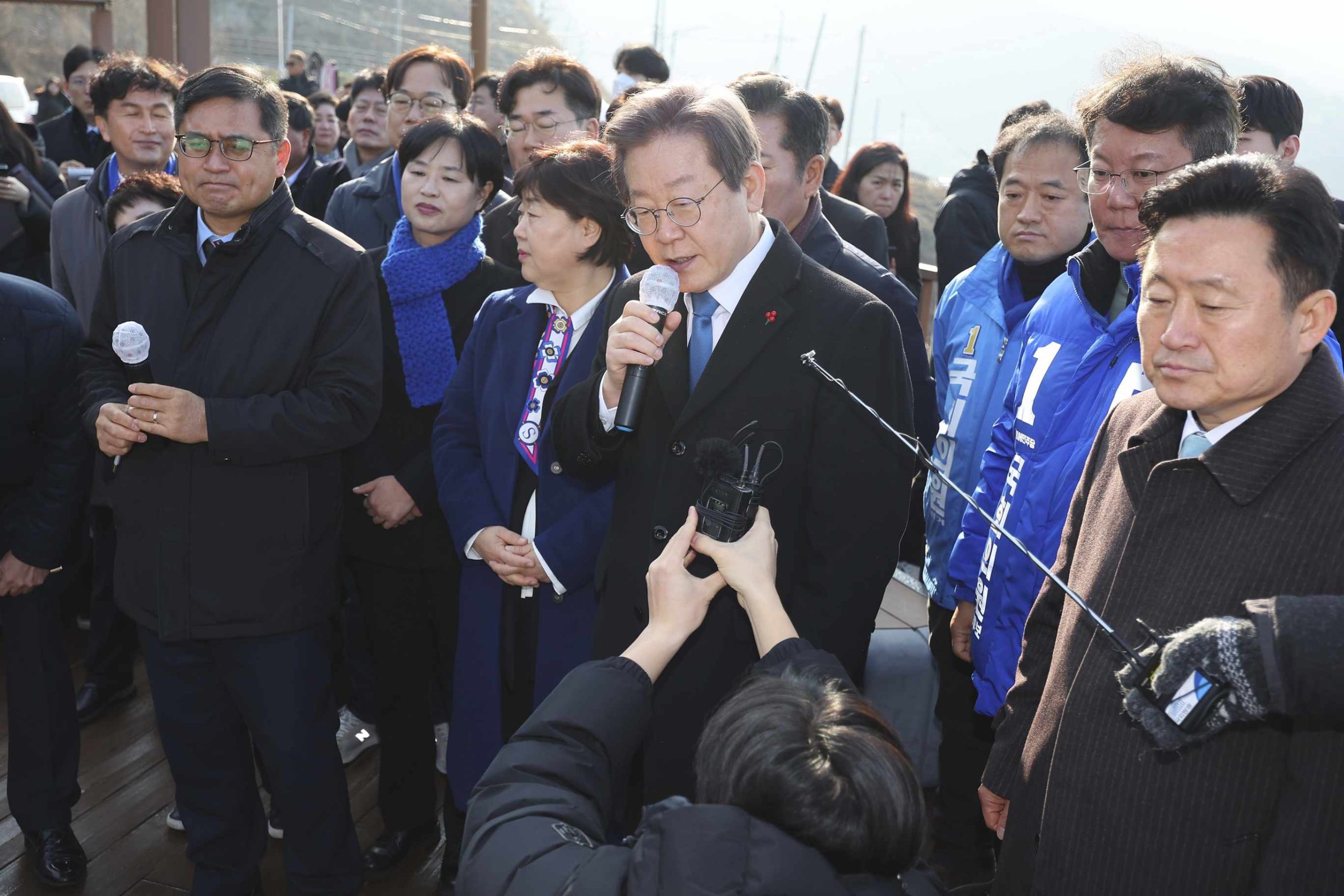 Oppositieleider Zuid-Korea Lee Jae-myung is neergestoken