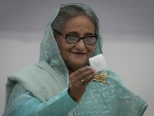 Premier Hasina wint omstreden verkiezingen in Bangladesh