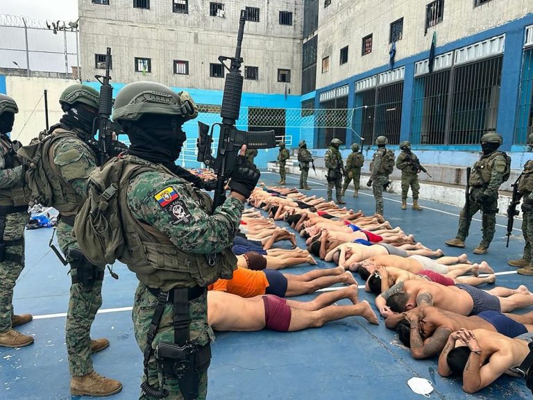 Ecuador: leger en politie nemen controle over gevangenissen