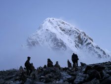 Mount Everest bevindt zich op glad ijs door smeltende gletsjers