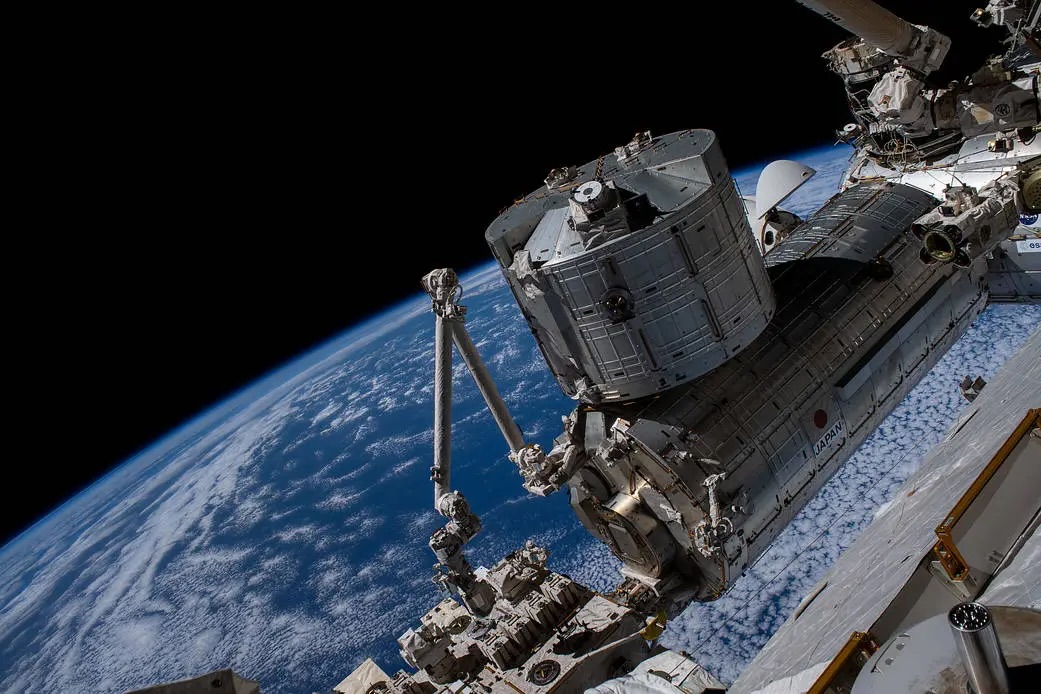 Japan lanceert ’s werelds eerste houten satelliet om ruimtevervuiling tegen te gaan