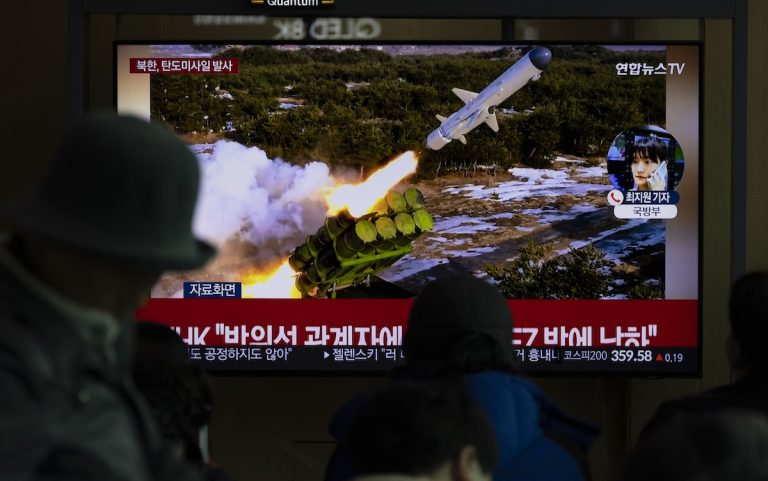 Noord-Korea vuurt ballistische raket af in de Japanse Zee
