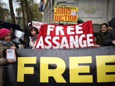 Biden overweegt zaak tegen Assange te laten vallen