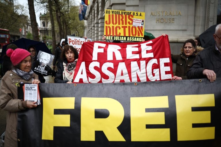 Julian Assange voor het eerst in vijftien jaar weer terug in Australië