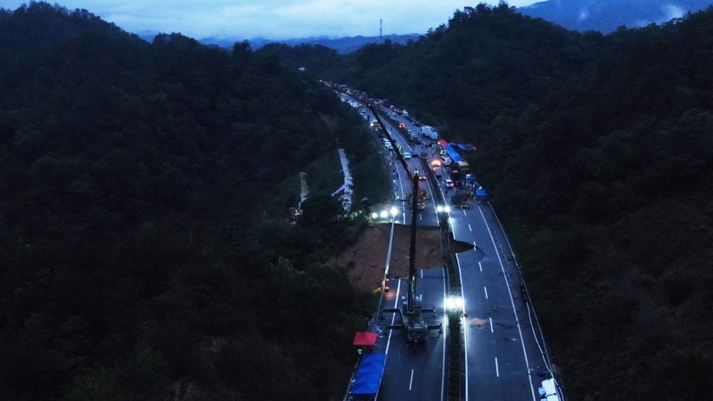 Tientallen doden na instorten snelweg in zuiden China