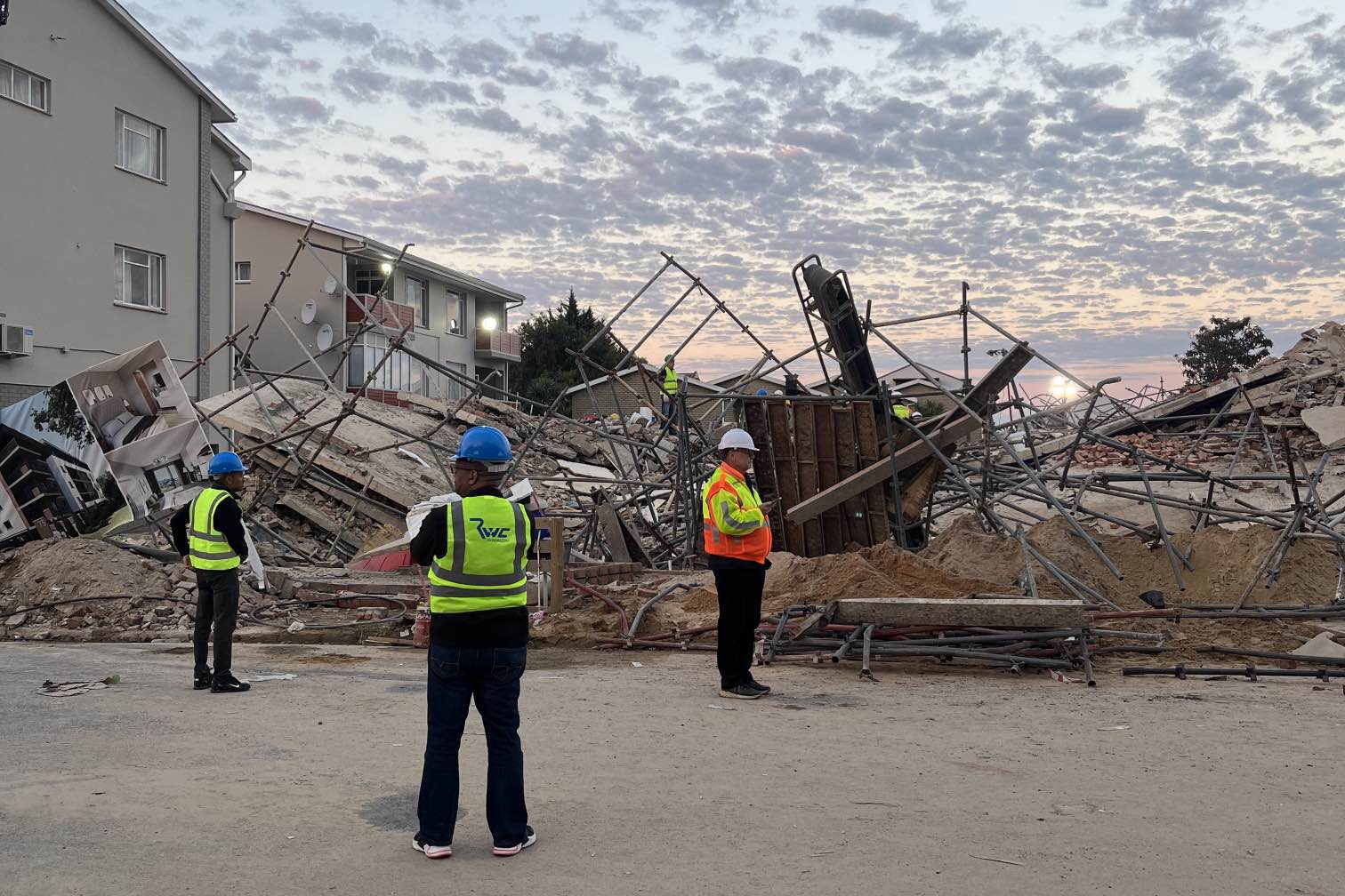 Zuid-Afrika: gebouw in aanbouw ingestort, meerdere doden en tientallen vermisten Zuid-Afrika: gebouw in aanbouw ingestort, meerdere doden en tientallen vermisten