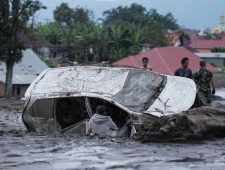 Tientallen doden bij overstromingen op Sumatra