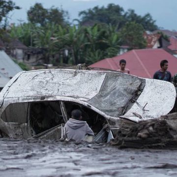 Tientallen doden bij overstromingen op Sumatra