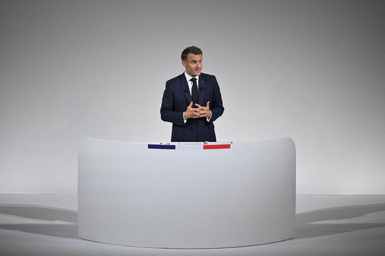 Macron wil met militaire middelen toevoer van Saoedische benzine waarborgen