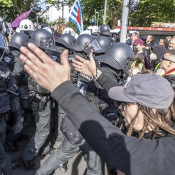 Duitse politieagent raakt ernstig gewond bij mars tegen extreemrechts