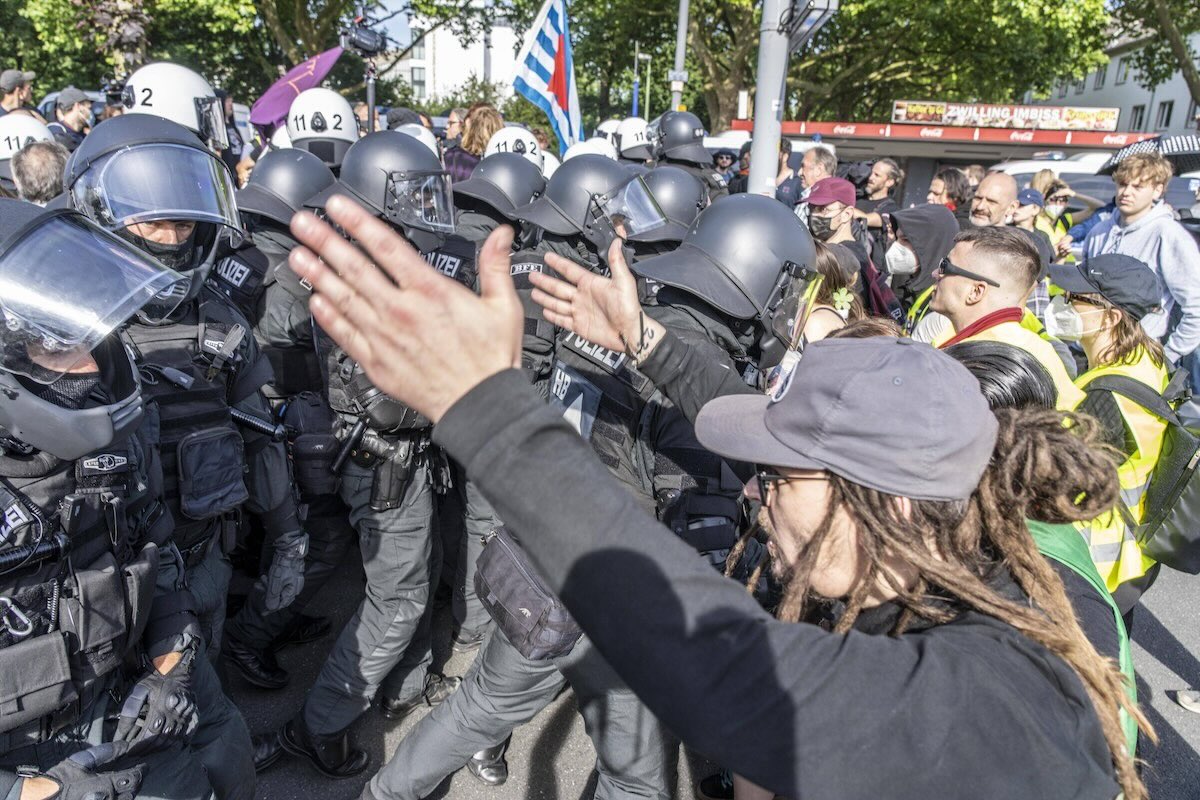 Duitse politieagent raakt ernstig gewond bij mars tegen extreemrechts