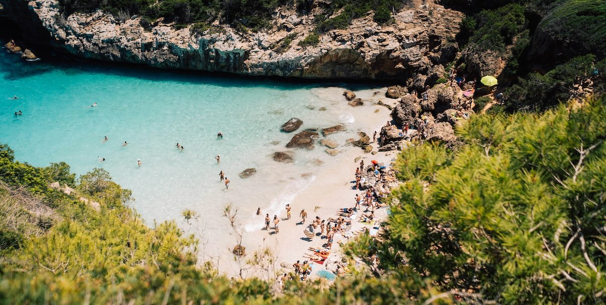 Spanje: honderden mensen bezetten het beroemdste strand van Mallorca fabian schneidereit G0UvxYbfOgM unsplash