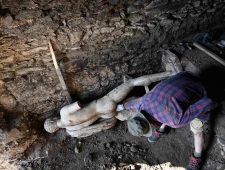 Archeologen ontdekken marmeren standbeeld in Romeins riool