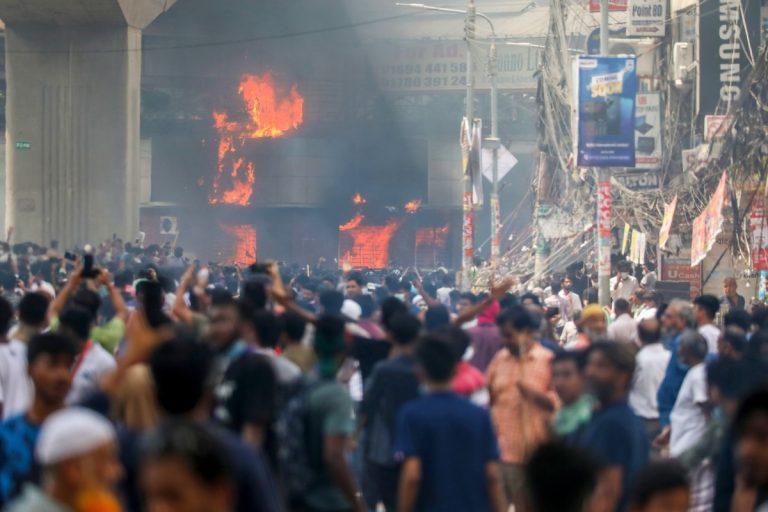 Bangladesh: hevige rellen na de dood van een leider van de studentenprotesten