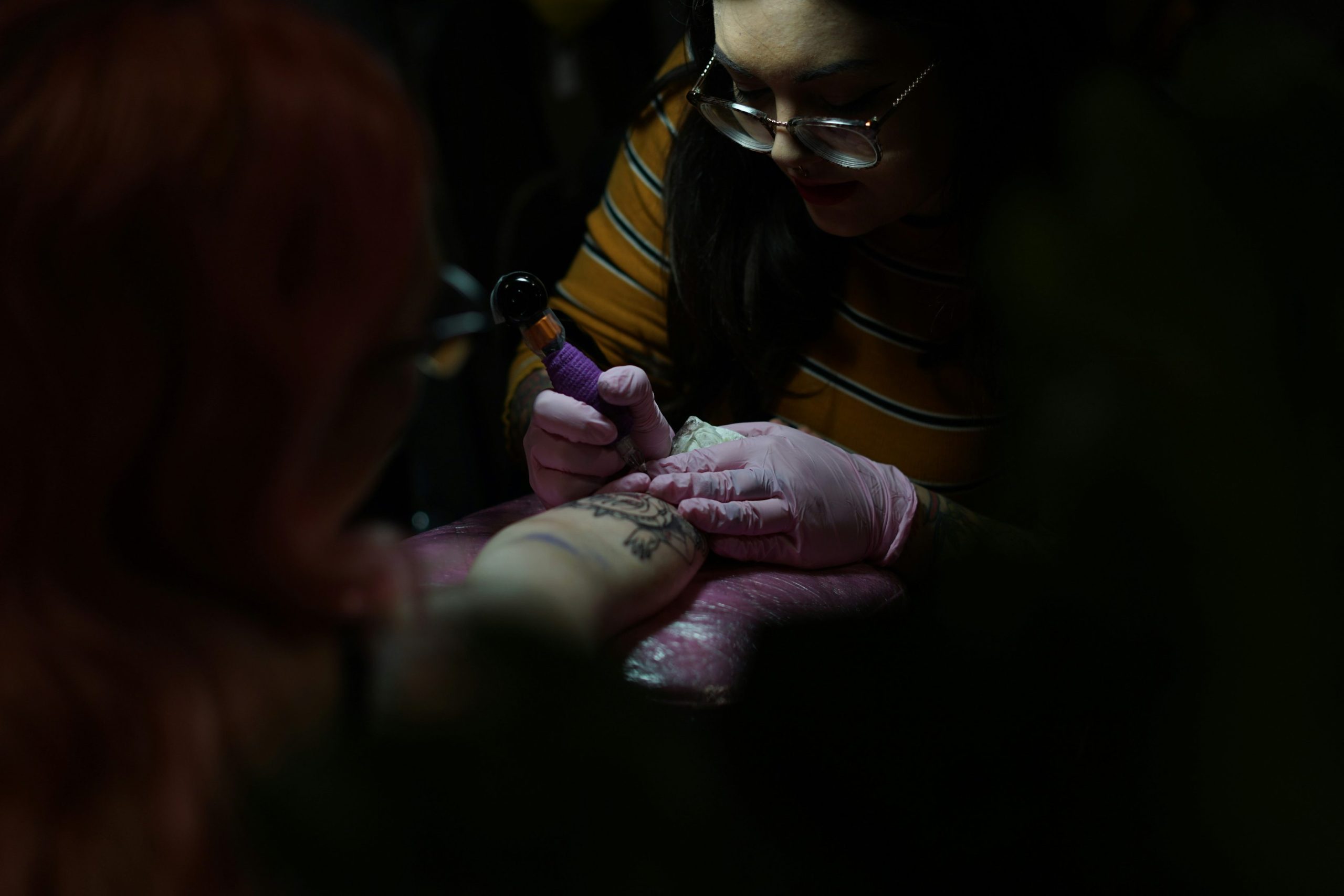 Sommige Russen nemen een tatoeage om zich uit te spreken tegen de oorlog