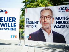 Weens theater voert strijd tegen radicaal-rechts: ‘Stop de FPÖ!’