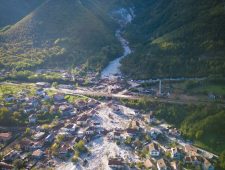 Overstromingen in Bosnië eisen 22 levens, evacuatie afgekondigd