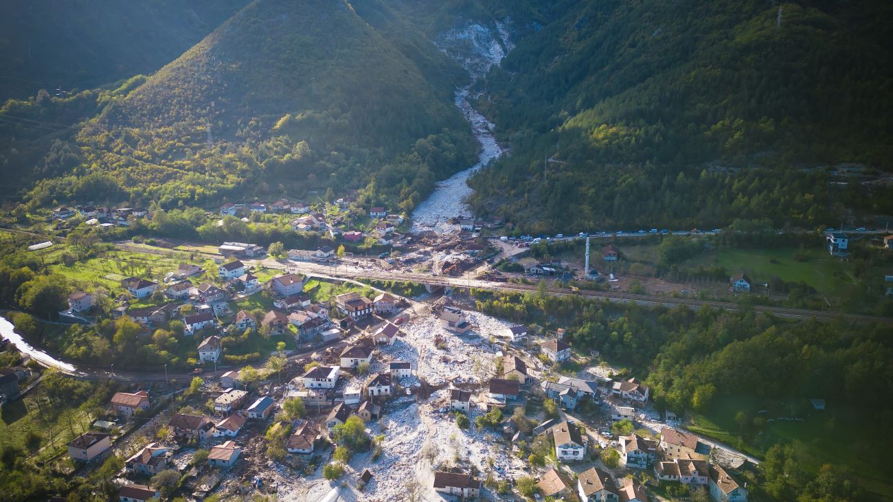 Overstromingen in Bosnië eisen 22 levens, evacuatie afgekondigd