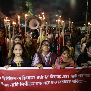 Bangladesh: vrouwelijke studenten demonstreren tegen geweld tegen vrouwen