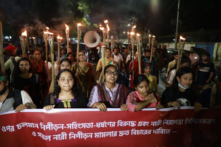 Bangladesh: vrouwelijke studenten demonstreren tegen geweld tegen vrouwen