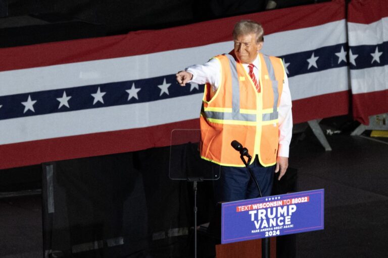 Trump komt in een vuilniswagen naar een rally na opmerking van Biden