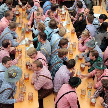 Kun je dirndls en lederhosen uit cafés verbannen?