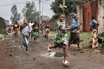 Kinderen vluchten in de stad Goma