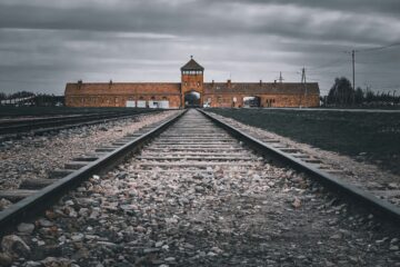 Treinspoor dat leidt naar de ingang van Auschwitz