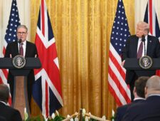 Britse premier Starmer weet Trump gunstiger te stemmen tijdens bezoek aan VS