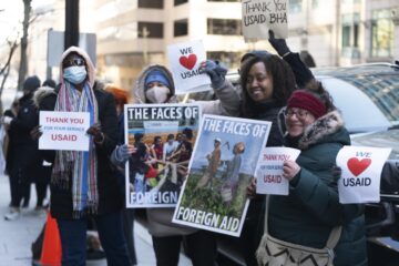 Demonstraten buiten USAID hoofdkantoor om medewerkers op te vangen