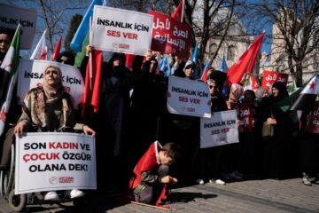 Turkse vrouwen protesteren bij de Sultanahmetmoskee in Istanboel