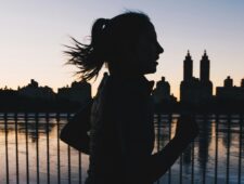 Moeten vrouwen niet meer in het donker hardlopen?