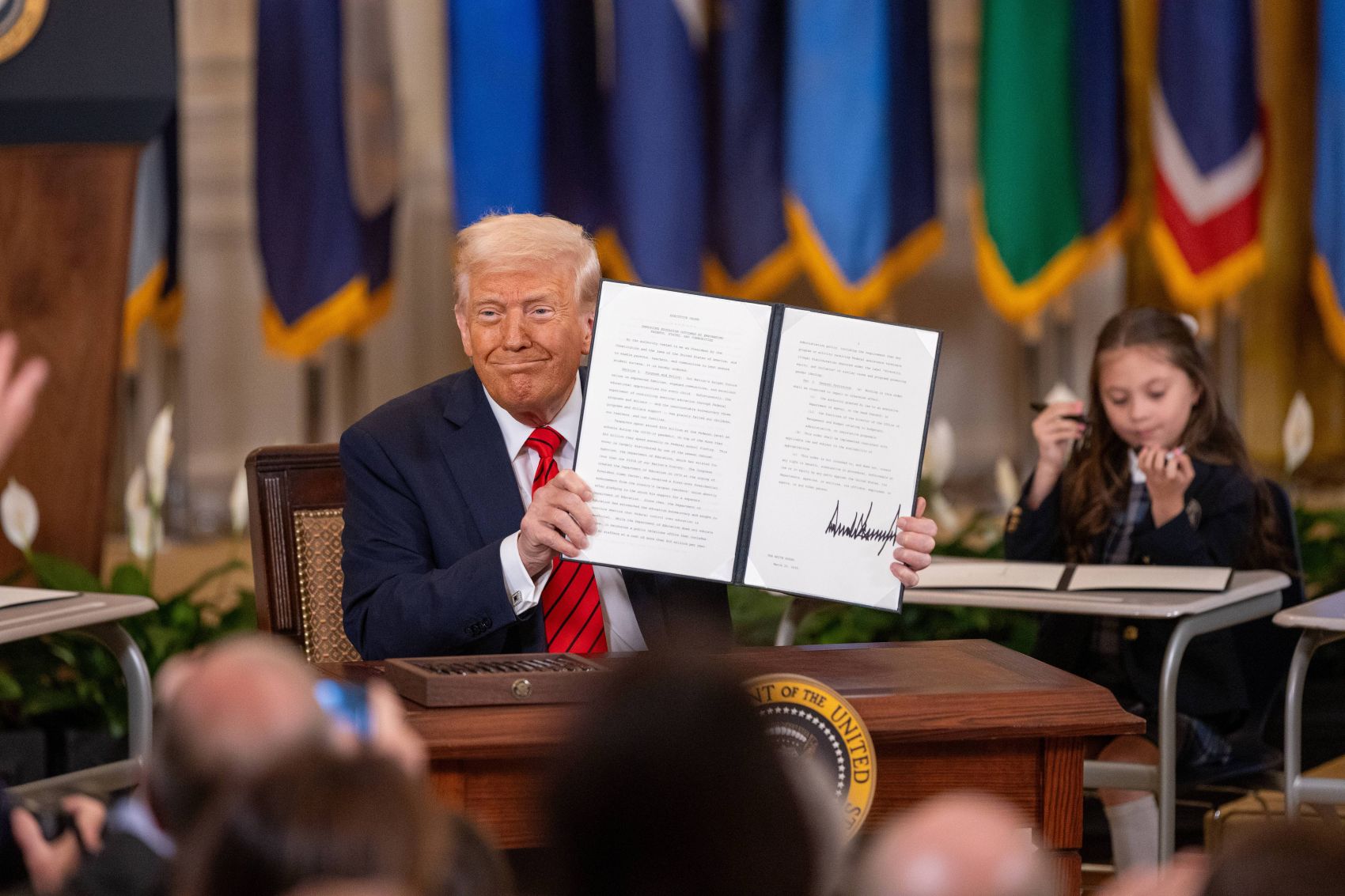 VS: Trump tekent eigenhandig decreet om ministerie van Onderwijs op te heffen
