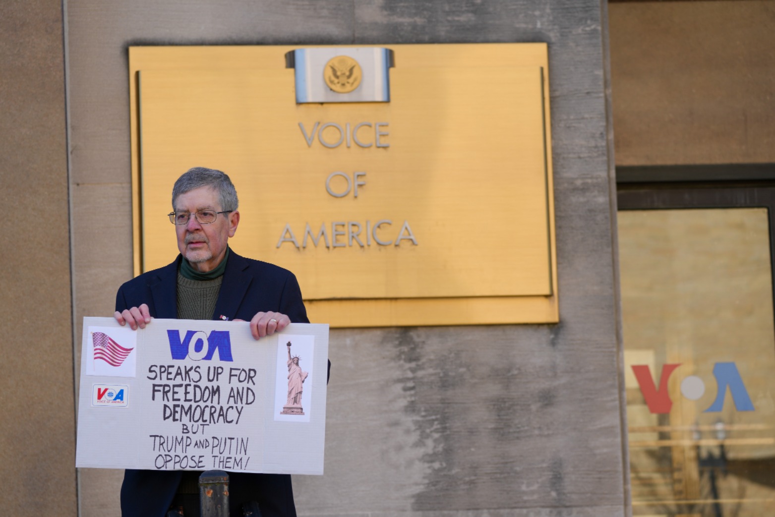 Eenzame demonstrant voor het hoofdkantoor van Voice Of America