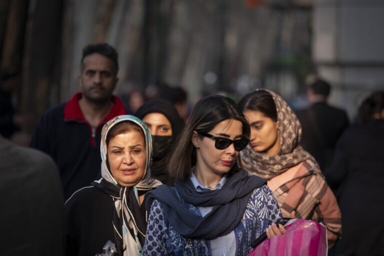 VN-rapport: Iran gebruikt technologie om vrouwen zonder hoofddoek op te sporen