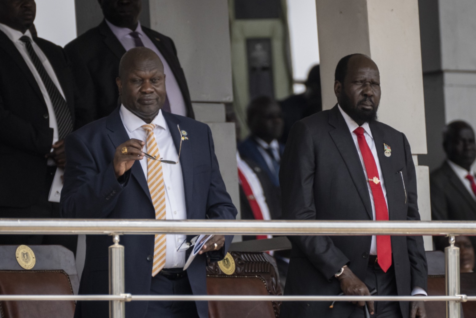 Vicepresident Riek Machar (links) en president Silva Kiir (rechts) bij een mis door Paus Fransiscus in Juba