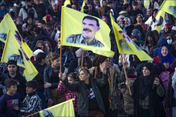 Syrische Koerden met vlaggen van PKK-oprichten Ocalan 2