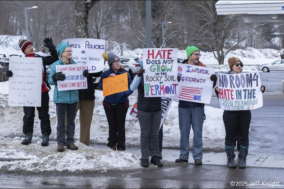 VS: JD Vance begroet met pro-Oekraïense protesten tijdens skivakantie in Vermont
