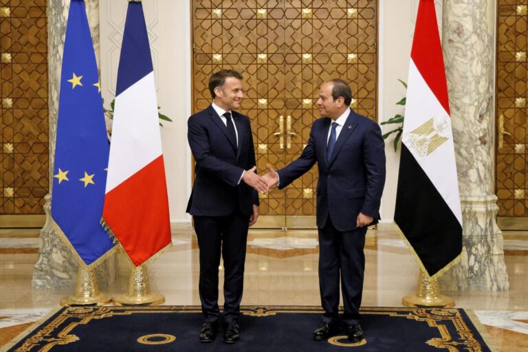 Emmanuel Macron op bezoek in Egypte om een top over Gaza bij te wonen