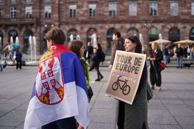 Servische studenten houden fietstocht om corruptie in Servië aan te kaarten