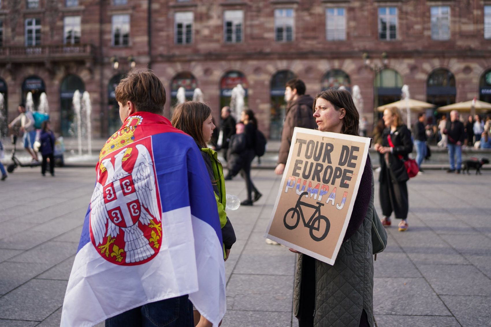 Servische studenten houden fietstocht om corruptie in Servië aan te kaarten